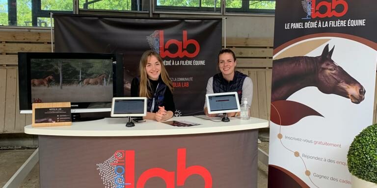 WhatsApp Image 2021-09-22 at 11.59.19 Hippolia Lab Meet'up stand équipe sourire